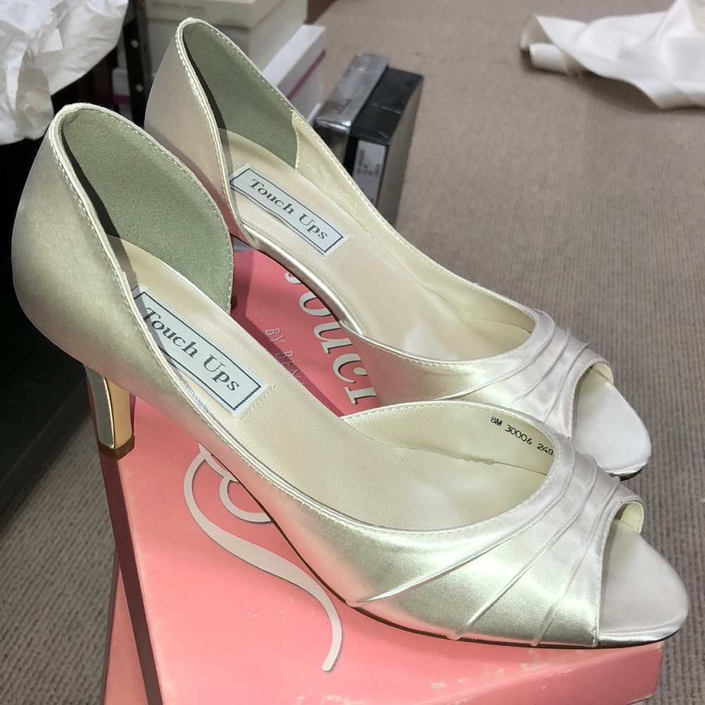Touch Ups Pumps - Picture 3 of 7